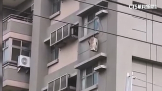 台中「風」狂！冷氣垂掛大樓牆邊　車棚鐵架倒塌