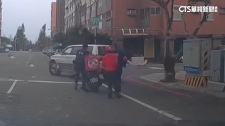 花蓮美崙強風吹倒外送員　2員警路過幫扶車