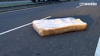 床墊被吹飛躺路中央！　騎士閃避不及昏迷腦死
