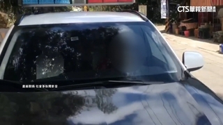 警車上嬉鬧抽菸.友人幫拍照　不見員警制止