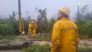 滿州聯外道路泥流橫行　居民：樹枝堵塞導致淹水