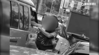 男抱女童鑽車陣賣玉蘭花　竟是姪兒戴假髮博同情