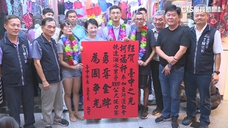 柯福軒競速溜冰負傷奪金　盧秀燕親頒紅榜祝賀