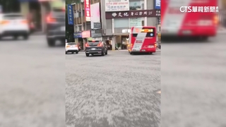 高雄公車「衝慢車道闖燈左轉」險撞轎車　警將開罰