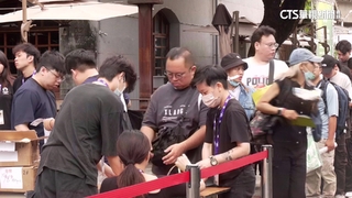 玩具展排隊人龍綿延500公尺　進場民眾「狂衝」