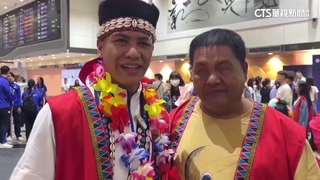 亞運拳擊銀牌甘家葳凱旋　激動擁抱家人落淚