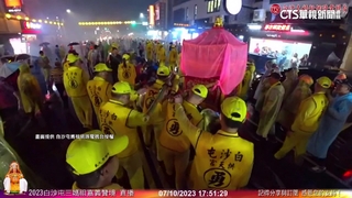 「粉紅超跑」首度嘉市贊境　雨神澆不熄信眾熱情