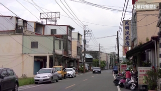 超危險！　怕貨櫃車卡電線　男坐車頂「伸手移開」