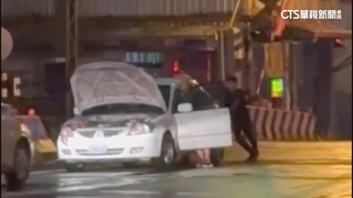 車卡平交道！夜校生「翻牆」救援　校方要記功