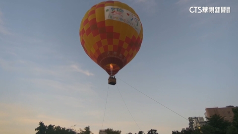 連假搶搭愛河熱氣球　遊客一大早就來卡位