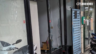 女困冷凍庫狂呼救！　熱心民眾合力撞破玻璃門營救