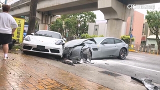 千萬法拉利失控撞保時捷　騎樓路人急閃躲死劫