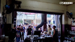 知名肉圓排隊名店連假湧人潮　「店門口被包圍」