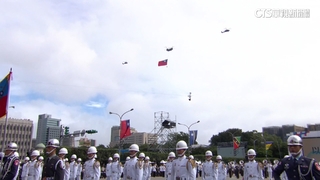 CH-47SD吊掛　巨幅國旗飛越總統府前上空