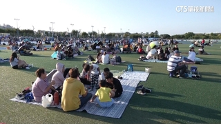 搶睹焰火風采！　民眾擠中央公園.墓地一排腳架卡位