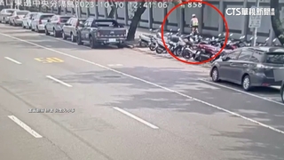 女騎單車遭衝撞全身傷！　男喝斥「人行道不能騎單車」