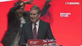 亮片粉末灑一身　英工黨黨魁演說遭抗議