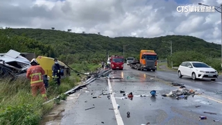 台二線槽車翻覆　疑裝載次氯酸鈉　駕駛受困命危