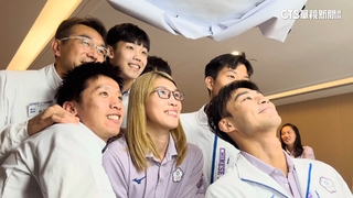 「金牌運動員」感情好！　擠進拍貼機6連拍