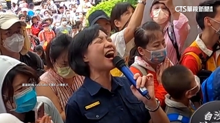白沙屯媽祖突衝警局駐駕　女警激動變粉絲