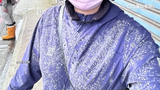 禍從天降！　工地灌漿水泥噴馬路　騎士被噴滿身