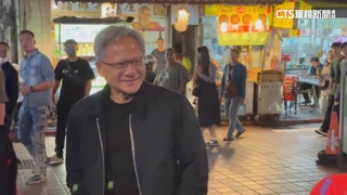 獨！黃仁勳現身寧夏夜市　民眾搶合照.請吃炸魷魚