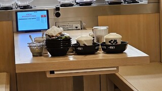 1家人吃完壽司「堆疊碗盤」　他大讚好身教讓2派人戰翻