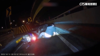 機車道上有包包！　騎士閃避不及自摔重傷未脫險
