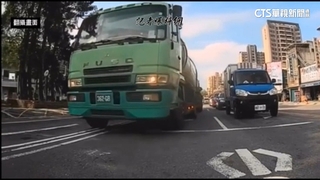 油罐車硬切緊貼右轉　機車騎士：幸虧反應快