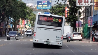 高雄公車「歪腰」斜著開？　業者：方便長者上下車