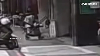 母自顧滑手機！　嬰兒車「沒人推」險溜到馬路上