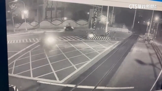疑輪胎壓鋼軌失控打滑　機車過平交道撞燈桿2死