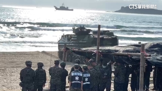 睽違34年！　七星潭近空軍基地列「紅色海灘」