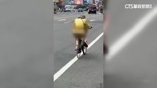 屏東阿婆賣力騎單車　路人目擊驚呼：輪胎皮呢？