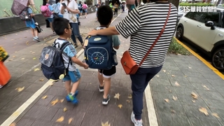 議員指國小書包重近14公斤　教育局長也背不動