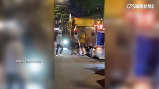 行車糾紛爆衝突！　外送員持球棒抵清潔員脖子