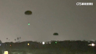壯觀！　陸軍航特部夜訓　60名傘兵空降超壯觀