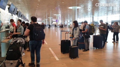 撤僑專機抵羅馬 外交部接機:後續行程國人自行安排