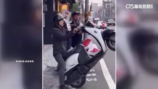 超迷你機車待轉區　特技車手「翹孤輪」才停進去