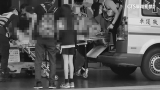 一家出遊遇死劫　父親緊牽女兒悲慟無法言語