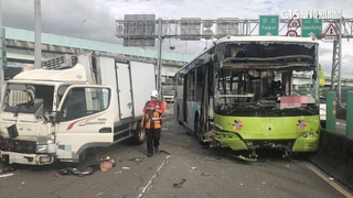 新北中山橋公車追撞貨車　13人受傷送醫