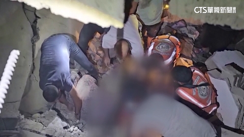 以色列轟炸加薩難民營 傷患滿身血困瓦礫堆