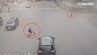 桃園2童騎腳踏車闖紅燈　連閃4車險象環生