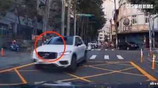把行人當空氣？　連7台汽機車不禮讓學生　警：全開罰