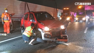 女駕駛國道內線開太慢　後方兩車閃避不及追撞