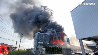 彰化木材廠大火竄黑煙！　延燒鄰廠外牆　員工奔逃