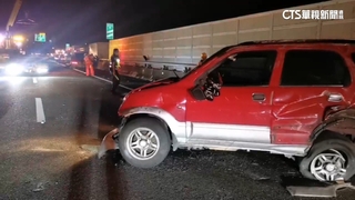 高架內車道「突減速」　後方車閃避不及撞翻車