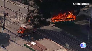 里約黑幫火燒公車.火車　巴西總統驚：慘如加薩走廊