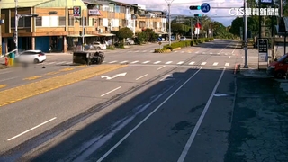 81歲無照開農用車與轎車猛撞　車上83歲婦拋飛亡