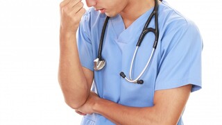 外科醫成街友　背後故事引心碎：無法再站上手術台